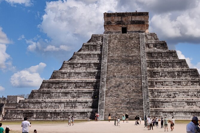 5x1: Chichen Itza + Suytun & Ikkil Cenote + Buffet + Valladolid - Valladolid late in the day: shopping for textiles and a quick historic stop