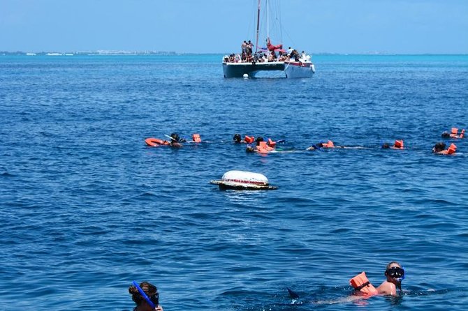 Amazing tour to the beauty Isla Mujeres with Snorkel and open bar - The Boat Atmosphere: Energy on the Move
