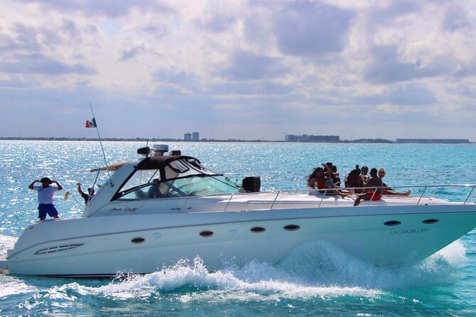 Beautiful Yacht SeaRay 48ft / 15PAX 25P16 - Comfort details that matter in the Cancun heat