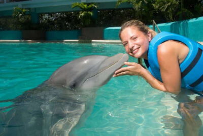 Cancun: Interactive Aquarium - Swim with Dolphins Splash - Check-In, Lockers, and the Rules That Keep It Safe