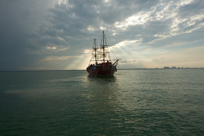 Cancun Lagoon Sunset Sailing Trip aboard classic Galeón with Dinner and Free bar - On-board service details that shape your night