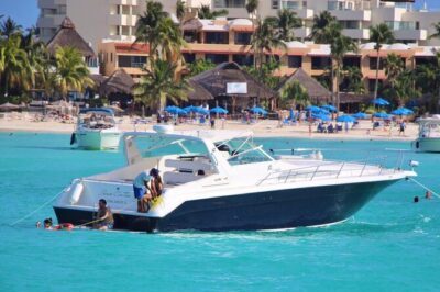 Cancun yachts rental BEATIFUL YACHT 46FT, 15 PAX MAX 25P6 - The Included Setup: Crew, Comfort, and Easy Music