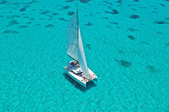 Catamaran Albatros Platinum & Beach club & Open bar & Isla Mujeres - Group size and comfort: how to handle a crowded-feeling day