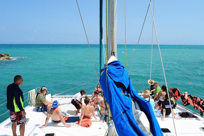 Catamaran Sail and Snorkeling Tour with Open Bar in Puerto Morelos - Group Size, Crew Energy, and Comfort on the Water