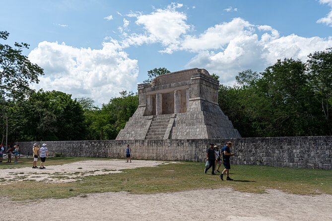 Chichen Itza Early Access Private Tour with Buffet Lunch - Guides make the day: examples from the field