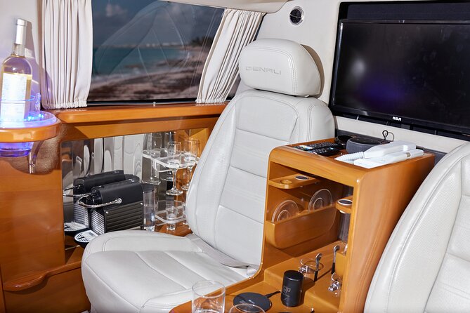 Deluxe GMC Limousine from Cancun Airport to Puerto Morelos - The Style of Service: Private, Family-Friendly, and Built for Confidence