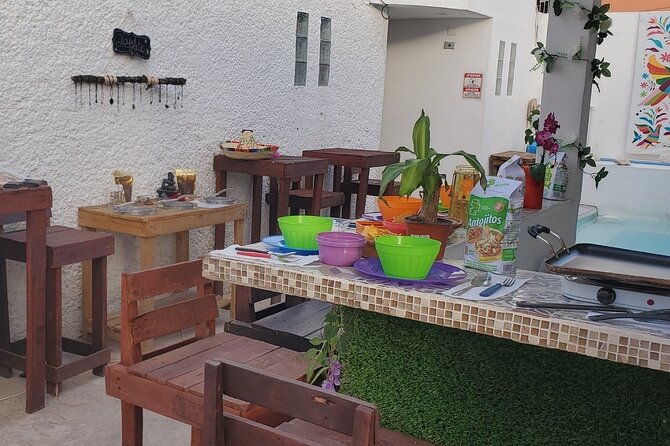Elaboration of tortillas by hand following the Mexican tradition - After the class: pool access and what to pack