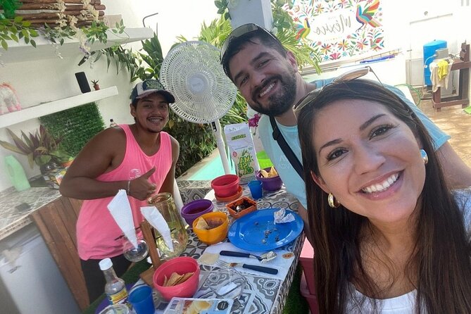 Elaboration of tortillas by hand following the Mexican tradition - Alex and the teaching style: small group, family stories, real patience
