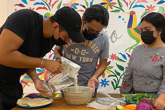 Elaboration of tortillas by hand following the Mexican tradition - Your 60-minute game plan: from corn dough to taco plates