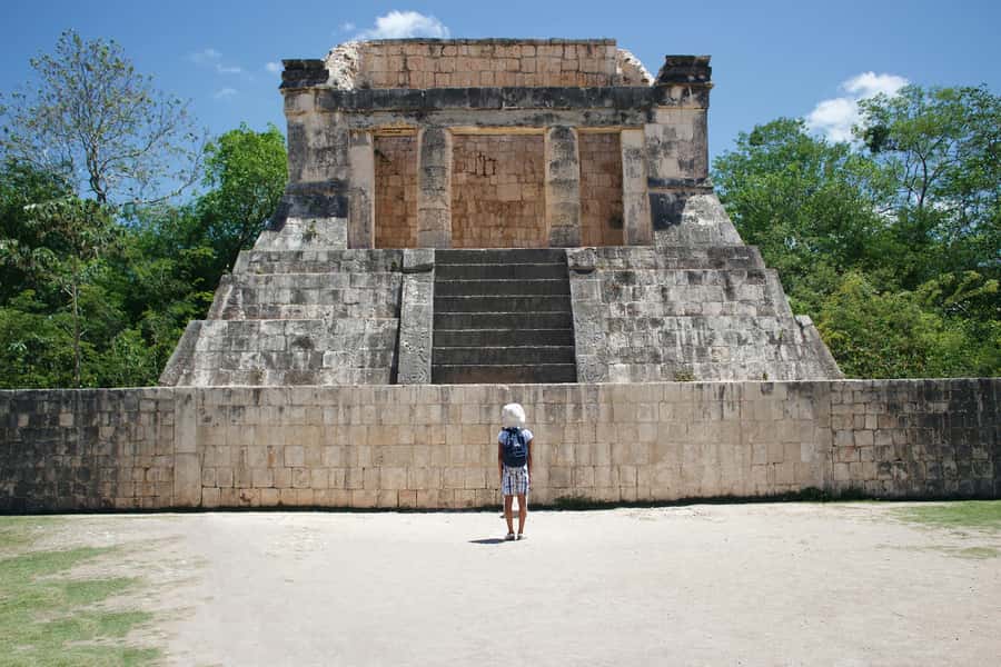 From Cancun: Early access to Chichen Itza - El Castillo (Kukulcán Pyramid): What to Look For When the Guide Points Up