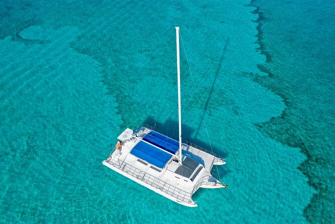 HipHop Catamaran Party from Cancun to Isla Mujeres - Stop 3: Restaurante Albatros Beach Club Party (DJ, Buffet, Open Bar)