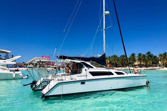 Isla Mujeres Private Catamaran, Cruising, Snorkeling having Fun!! - Stop 1 on Isla Mujeres: sailing the coast and snorkeling El Meco reef park