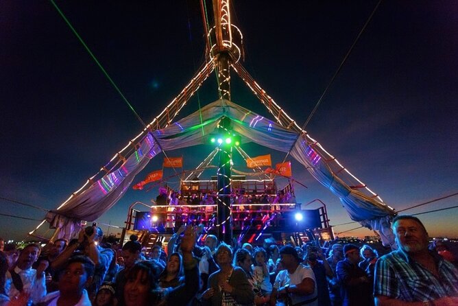 Jolly Roger Pirate Show and Dinner Cruise with Open Bar - Dinner and the open bar: where the real value shows up