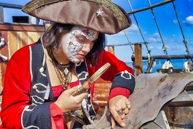 Jolly Roger Pirate Show and Dinner Cruise with Open Bar - The main event: the live pirate show with acrobatics