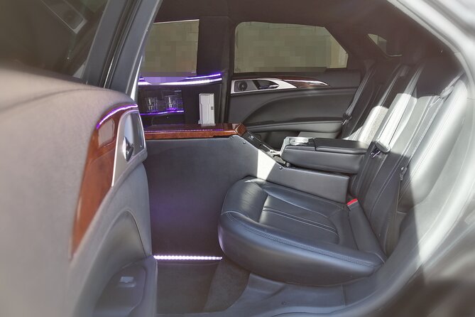 Lincoln Strecth Limousine with Wi Fi on board - The airport meet-and-greet system: how you avoid the Cancun pickup maze
