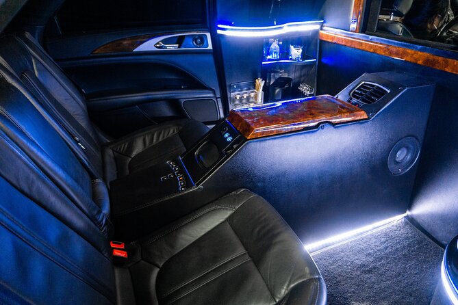 Lincoln Stretch limo from Cancun Hotel Zone to Cancun Airport - Who should book this Cancun limo transfer