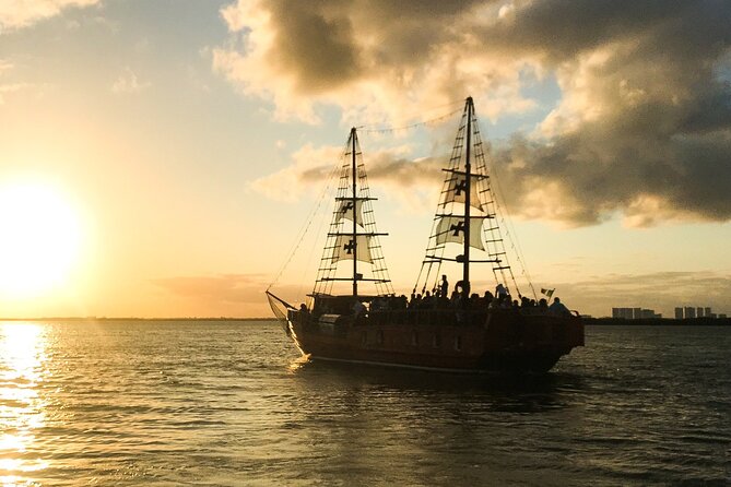 Live a Romantic Night Cruise Dinner at COLUMBUS (open bar included) - Live Romantic Sax and Dancing-Friendly Energy