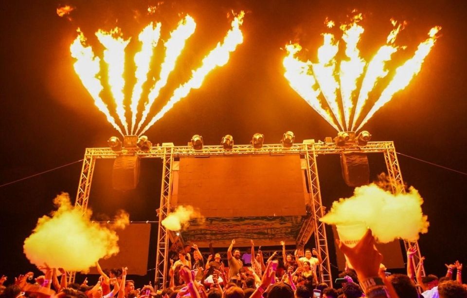 Neon Glow night Beach Party Regular - Getting Checked In at Coco Bongo (Plaza Forum) Without Stress