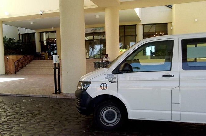 Private Roundtrip Transportation CUN Airport-Puerto Morelos - Passing through immigration and baggage with an advisor on standby