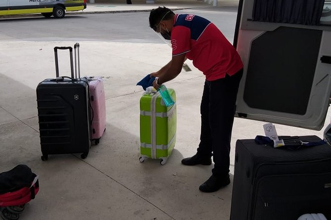 Private transfer R/T Apto-Isla Mujeres ferry dock-Apto With ferry tickets - Comfort on the road: A/C, Wi‑Fi, and a calm start