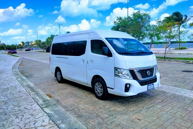 Private Transportation from Cancun Airport / Hotel - Meeting your driver: the prepaid exit and the name sign