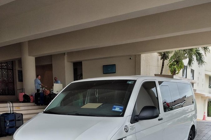 Private Transportation from the Airport to the Cancun hotel zone - Drop-Off in the Cancun Hotel Zone: Luggage and Getting Settled