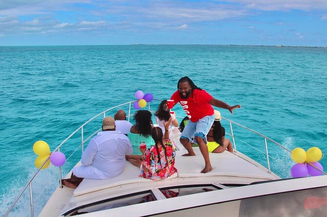 Private Yacht SeaRay 46ft Cancun 25P17 - Onboard comfort: Bluetooth music, included drinks, and safety basics