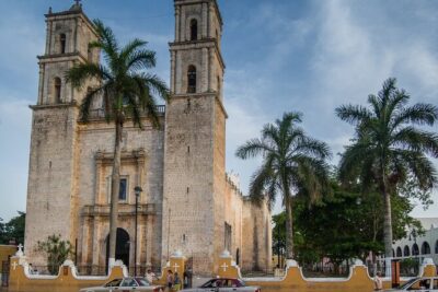 Tour Chichen Itza, 2 Cenotes, and Valladolid from Cancun - Cenote Xkeken: jungle sinkhole, stairs or ladders, and clear blue water