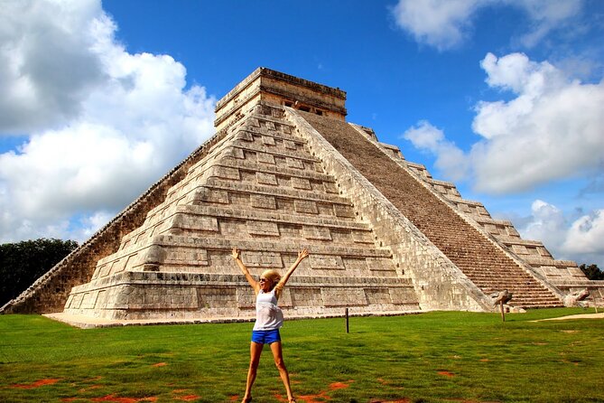 Tour Chichen Itza, 2 Cenotes, and Valladolid from Cancun - Guides and comfort: why the group size and commentary matter