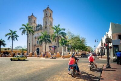 Visit Chichén Itzá and discover a real Cenote and Valladolid. Transport included - Chichén Itzá with a guide: how to make 2 hours count