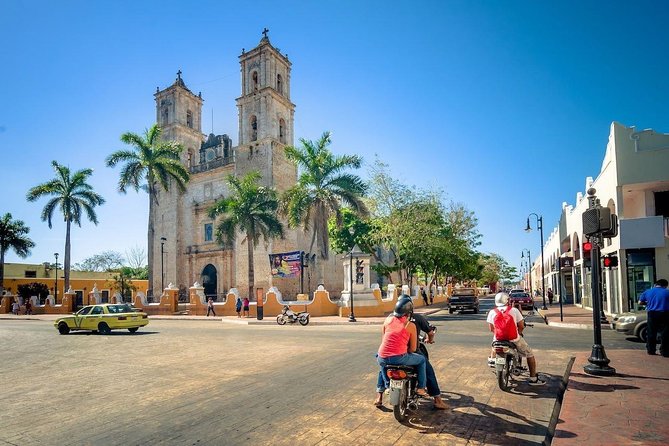 Visit Chichén Itzá and discover a real Cenote and Valladolid. Transport included - Chichén Itzá with a guide: how to make 2 hours count